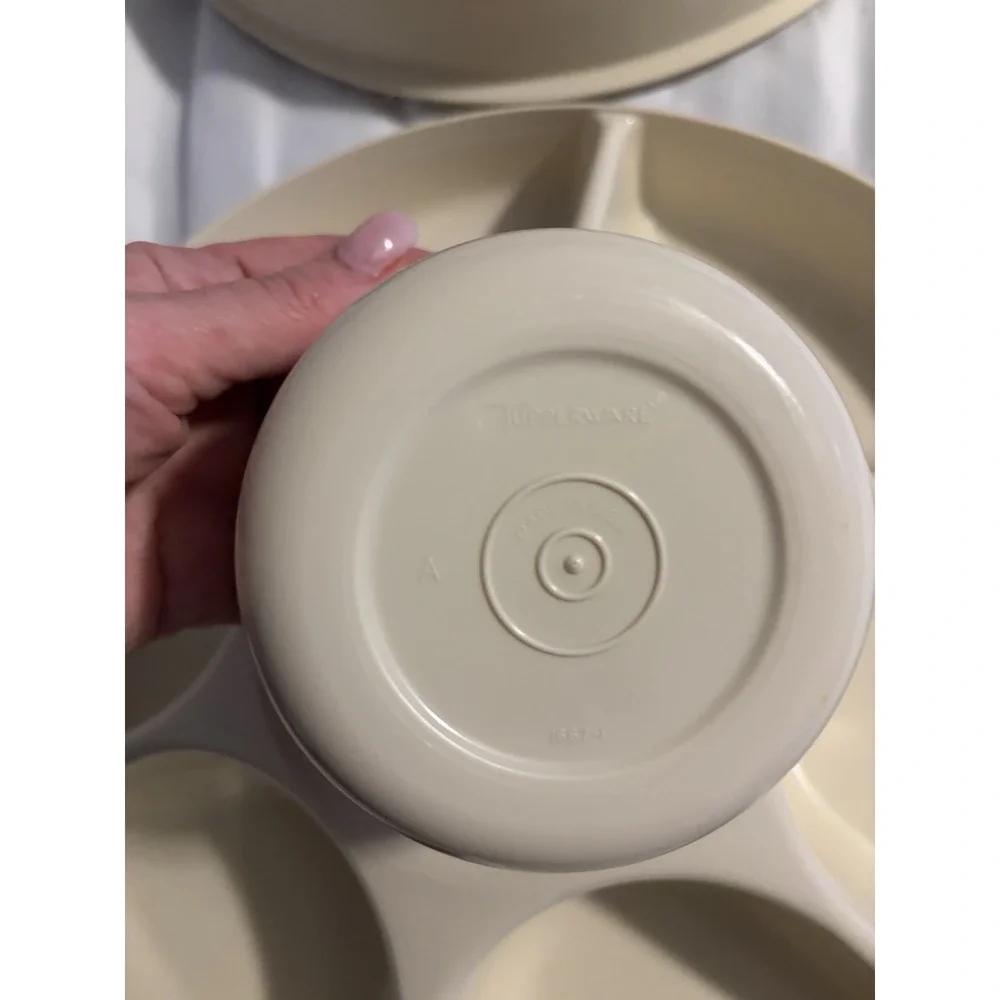 Tupperware Beige‎ Round Plastic Serving Tray 6 Compartments